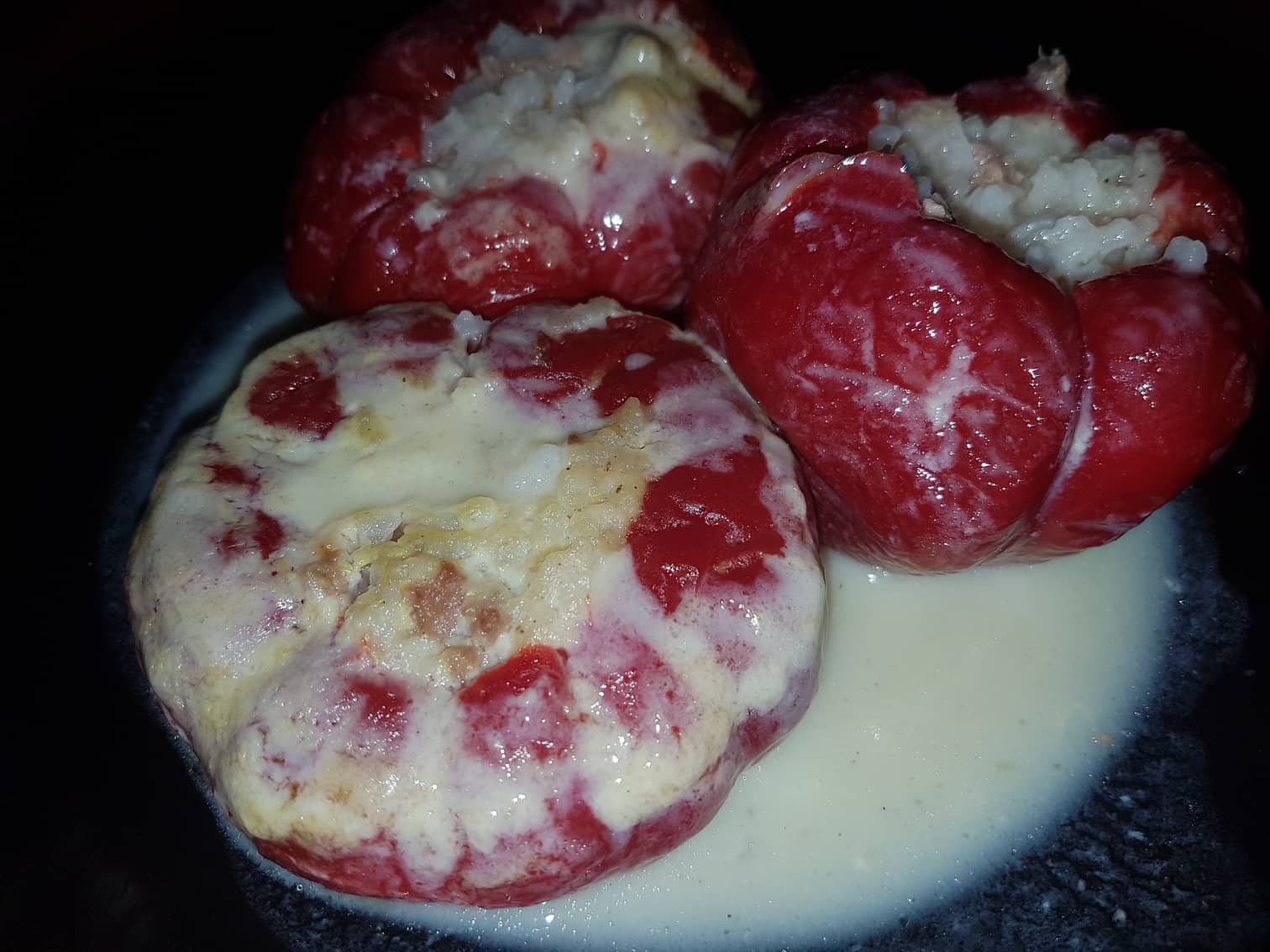 Пълнени червени камби със застройка от яйце